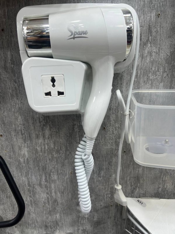 مجفف الشعر المعلق على الحائط